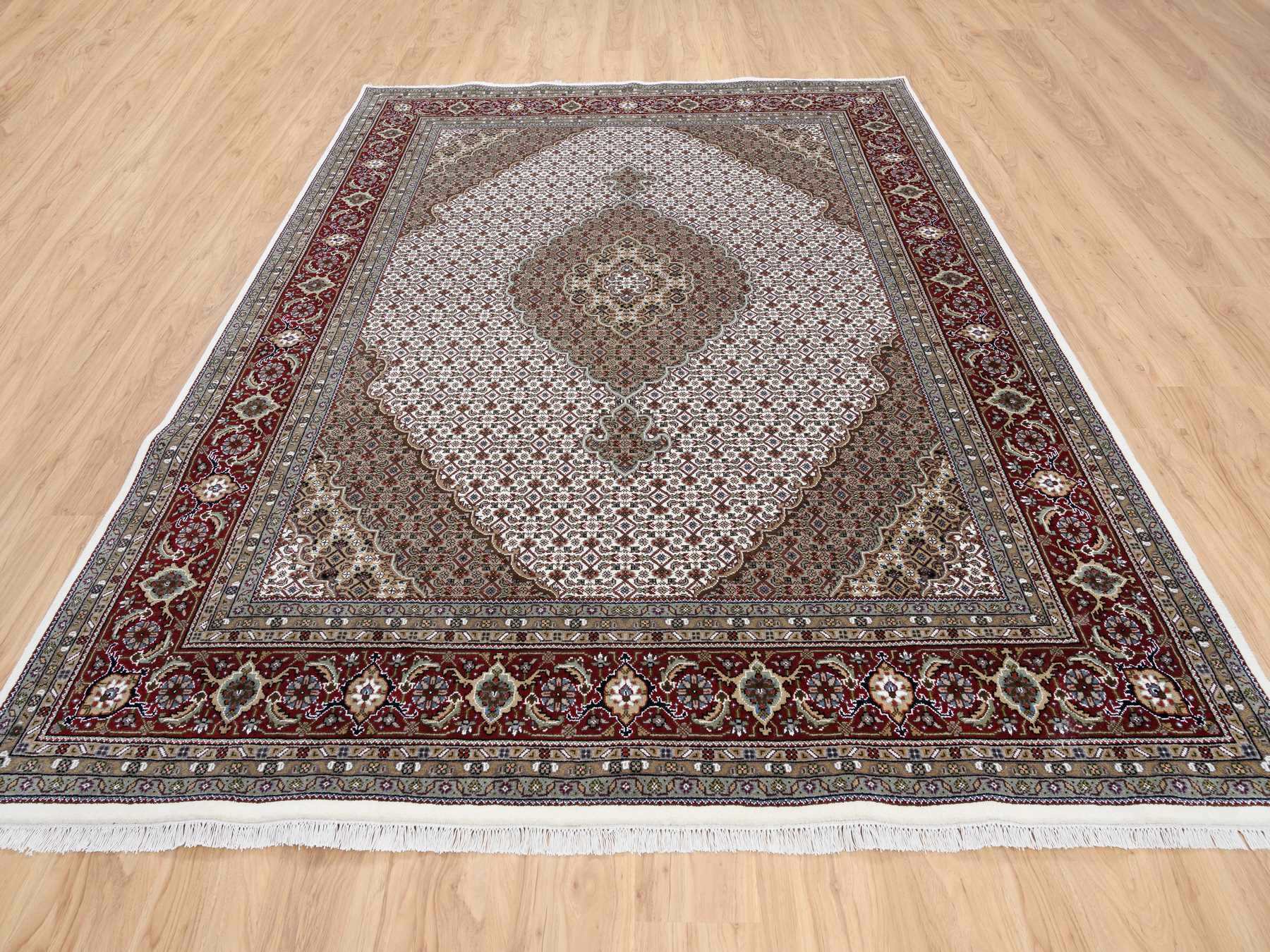 Traditional Rugs LUV571680